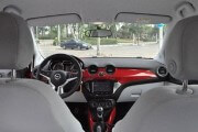עיצוב פנימי מרשים עם אבזור עשיר עיצוב פנימי מרשים עם אבזור עשיר